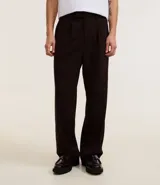Pantalón masculino wide leg color marrón oscuro, con cintura con trabillas, cierre invisible, bolsillos laterales y frisos.