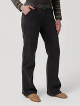 Jeans de tiro alto y pierna recta color negro, confeccionados en denim de mezcla de algodón y poliéster reciclado. Cuenta con un bordado decorativo en la pretina y bolsillos laterales.