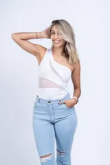 Body negro brillante de un hombro con recortes de tul en cintura y escote.