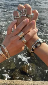 Brazalete rígido de bronce y alpaca maciza, con diseño orgánico irregular.