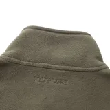 Campera polar Hurley modelo Terra, color verde militar, con cuello alto, cierre frontal completo y bolsillos laterales. Cuenta con un pequeño parche hexagonal de cuero en el pecho.