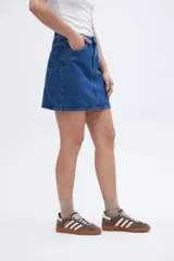 Minifalda de jean azul con bolsillos delanteros y traseros.