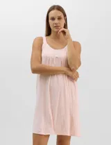 Camisón corto rosado con estampado floral sutil, escote redondo con detalles de encaje, pliegues frontales y tirantes anchos.