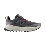 Championes de trail running New Balance MTGAROG2, color gris con detalles en negro y rojo.