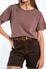 Remera de manga corta, cuello redondo y calce al cuerpo, color marrón rosado con efecto lavado.