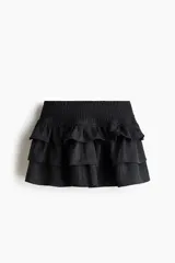 Short pollera de sarga de mezcla de viscosa, color negro, con cintura ancha fruncida y diseño escalonado de volados.