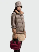 Bolso tote acolchado color borgoña con doble asa corta superior y logo de la marca en el frente.