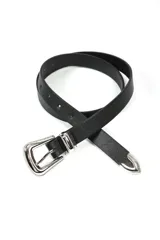 Cinturón negro de cuero sintético con hebilla metálica plateada con diseño labrado.