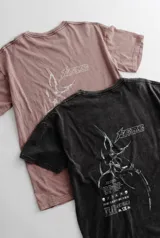 Remera negra nevada de algodón con estampa en la espalda con el logo de la marca Fear y un diseño abstracto. Corte oversize.