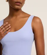 Musculosa básica de poliamida color naranja, con escote en U y breteles anchos. Diseño ajustado al cuerpo, ligero y fresco.