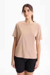 Remera básica 100% algodón de manga corta y corte clásico con cuello redondo.