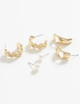 Set de tres pares de aros dorados: un par de perlas, un par de aros tipo argolla lisa y un par de aros tipo argolla con textura.