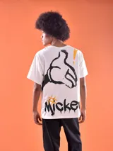 Remera blanca de corte oversized con estampado de Mickey Mouse estilo graffiti en el pecho.