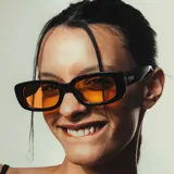Lentes de sol rectangulares unisex, con montura gruesa de carey y lentes grises con filtro UV 400. Incluye estuche.