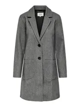 Blazer largo de paño en color gris melange, con solapas clásicas, cierre frontal de dos botones y dos bolsillos frontales de parche.