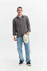 Jean super baggy de corte extra amplio y tiro medio, en color celeste claro con lavado clásico. Confeccionado en 100% algodón.