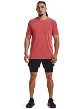 Short deportivo 2 en 1 Under Armour, compuesto por un short exterior ligero con aberturas laterales y perforaciones láser, y una calza de compresión integrada. Cuenta con cintura elástica con cordón interno y bolsillos laterales.