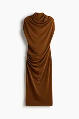 Vestido midi en punto elástico marrón, con cuello drapeado alto, hombreras y diseño sin mangas. Presenta frunces en los hombros y en la cadera con falda entallada.