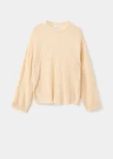 Jersey de punto calado color beige, con cuello redondo y diseño recto de manga larga.