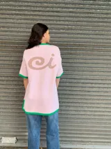 Remerón tejido en hilo color rosa con terminaciones en verde.