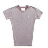 Remera manga corta color lila jaspeado con cuello redondo y logo bordado en el pecho. Corte clásico.