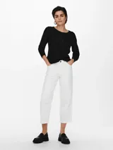 Sweater de punto negro con cuello redondo y manga larga, de corte regular y textura suave.