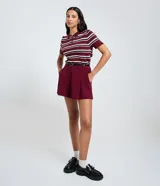 Short de sastrería color bordó con pliegues delanteros, cierre interno y cinturón fino desmontable. Presenta una caída estructurada y sofisticada.