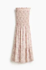 Vestido midi strapless en mezcla de viscosa, con estampado paisley en tonos rosados, azules y marrones sobre base beige. Presenta cuerpo fruncido elástico con volados en el escote y falda con corte escalonado.