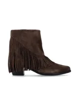 Bota de caña media estilo western, confeccionada en gamuza suave de color marrón, con terminación en punta y taco cuadrado. Destaca por sus flecos largos en cascada y cuenta con cierre en el lateral interior.