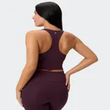 Top deportivo color bordó, de escote en V y diseño de espalda nadadora, confeccionado en tejido ultrasuave con sujetador incorporado.