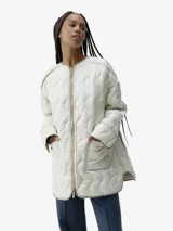 Chaqueta reversible acolchada con diseño de ondas, cuello redondo y cierre frontal de cremallera. Presenta bolsillos de parche en el frente y un corte holgado con mangas largas.
