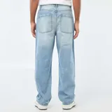 Pantalón de jean con corte recto y ajuste regular, diseño clásico de cinco bolsillos en color azul claro con efecto lavado.