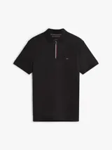 Chomba Tommy Hilfiger de corte regular, color negro, de manga corta, con cuello tipo polo y cierre de cremallera de un cuarto con detalles tricolor. Presenta logo bordado en el pecho.