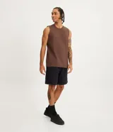 Musculosa básica para hombre de corte recto y cuello redondo, confeccionada en tejido de algodón. Presenta un diseño liso con un pequeño tag decorativo en el bajo.