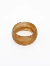 Pulsera rígida tipo brazalete de resina con efecto marmolado en tonos beige y marrón.