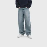 Pantalón de jean con corte baggy, de tiro medio y pierna ancha. Presenta un lavado claro con un sutil estampado de monograma en toda la superficie.