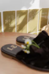 Sandalias bajas color beige con tiras de cuero entretejidas.