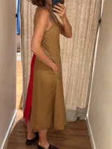 Vestido midi de lino con diseño bicolor dividido en tonos beige y marrón, escote en V, sin mangas y corte holgado con bolsillos laterales.
