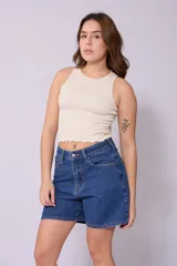 Short de jean azul de tiro alto y corte recto.