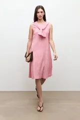 Vestido midi sin mangas de lino color tostado melange, con diseño recto y detalles de costuras desflecadas en el frente.
