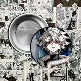 Pin metálico circular con ilustración del personaje Rudo de la serie de manga Gachiakuta. Presenta un cierre de alfiler de gancho en la parte posterior.