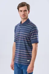Remera polo de manga corta, color azul con diseño de rayas horizontales en tonos rosados, celestes y verdes. Cuenta con cuello clásico y tapeta con dos botones.