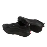 Championes Vans Mte Crosspath color negro con suela gruesa y detalles de malla.