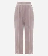 Pantalón deportivo de corte recto confeccionado en plush, con cintura elástica y detalle de costura vertical frontal. Presenta un diseño cómodo y funcional con acabado suave.