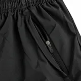Short deportivo negro de tejido técnico tipo nylon, liviano y de secado rápido, con cintura elastizada, cordón regulable y bolsillos laterales. Cuenta con pequeños tajos laterales en el ruedo y el logo de la marca estampado en el lateral.