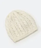 Gorro de punto color crema con diseño de trenzas.