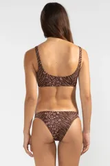 Conjunto de bikini color chocolate con estampado animal print, compuesto por un corpiño estilo pullover con copas removibles y detalle metálico en el centro, y una bombacha con detalle metálico en los laterales.