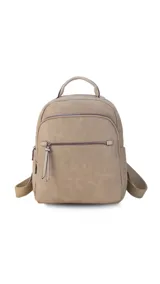 Mochila urbana color beige de símil cuero, con dos bolsillos frontales, bolsillo principal de gran capacidad con dos bolsillos internos con cierre y uno abierto, bolsillos laterales abiertos, asa de mano y correas regulables en galón.