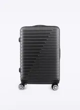 Valija rígida de color gris con diseño de líneas horizontales en relieve.