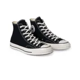 Zapatillas Converse Chuck 70 HI de caña alta, color negro con detalles en blanco.